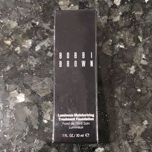 Bobbi Brown luminious moisturizing foundation, Warm Natural 4.5, NWT